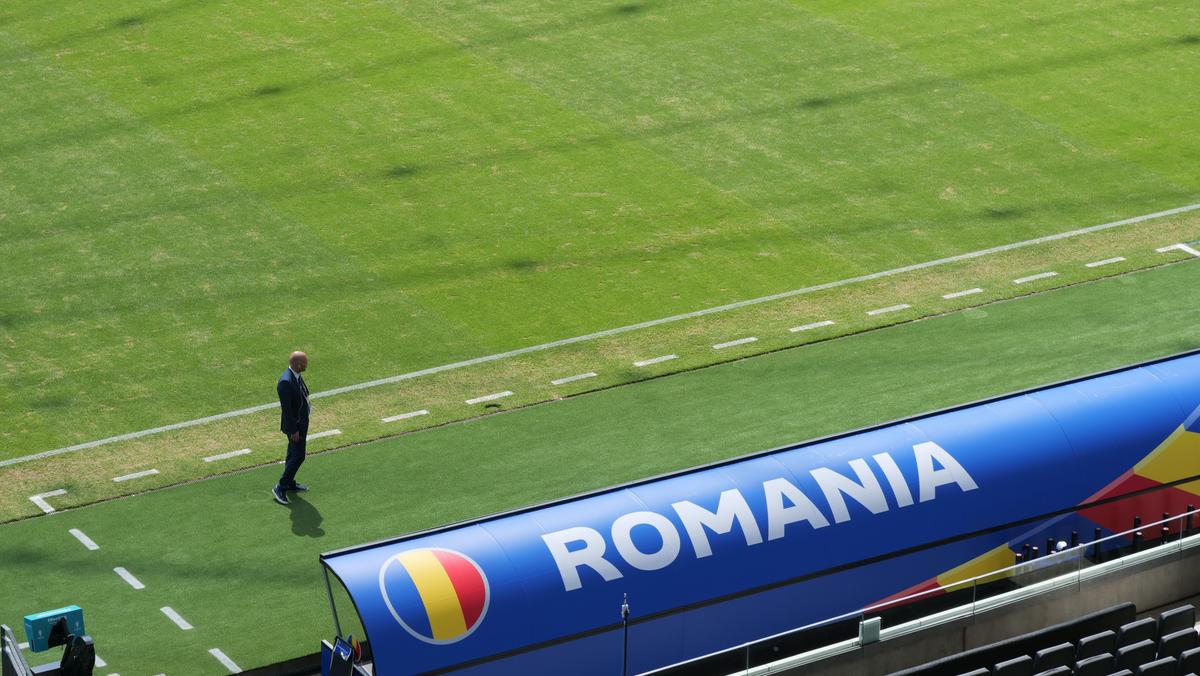 Gazonul de pe Deutsche Bank Park înainte de România - Slovacia