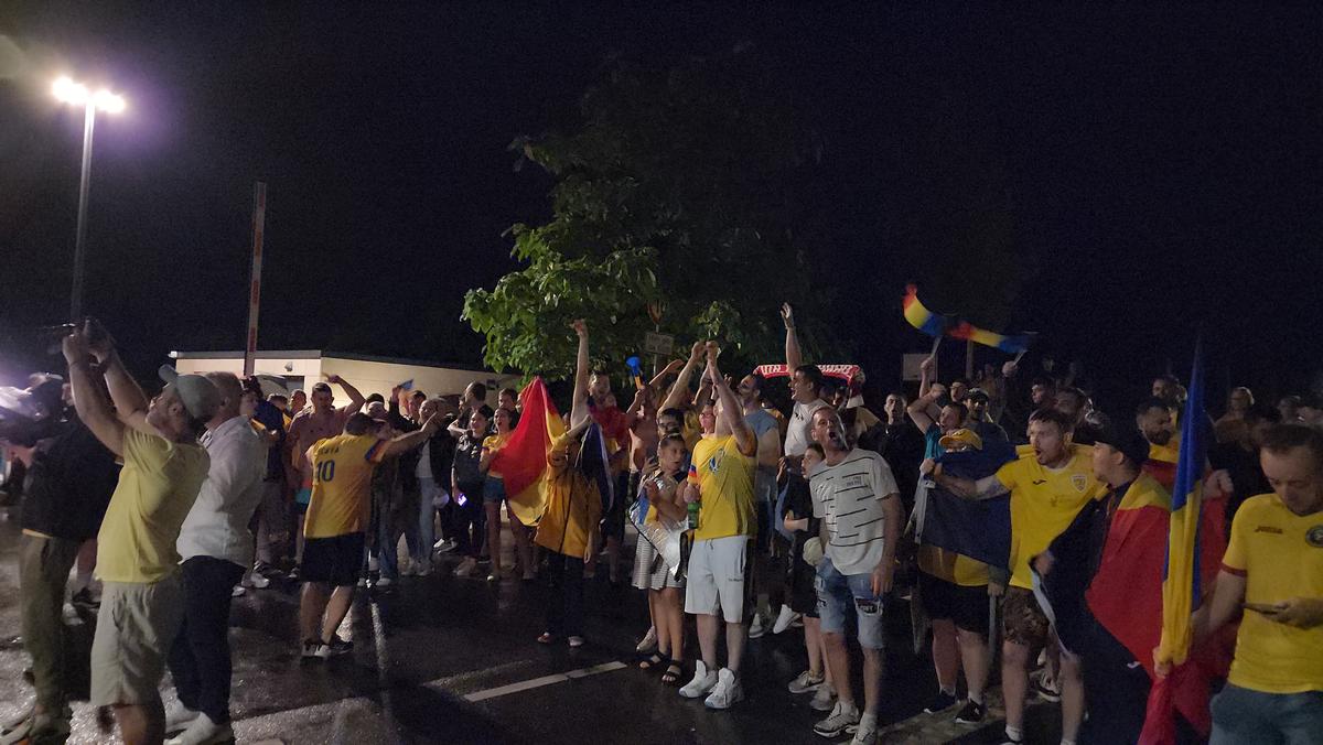Imagini EPICE de la petrecerea „tricolorilor” » Coman, Stanciu și colegii au cântat și au dansat cu fanii: „Suntem made în România!”