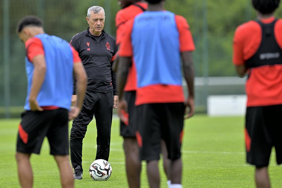 Mircea Rednic, conducând un antrenament la Standard Liege. Foto: Imago Mircea Rednic a fost prezentat la Standard Liege: „Am promis!”