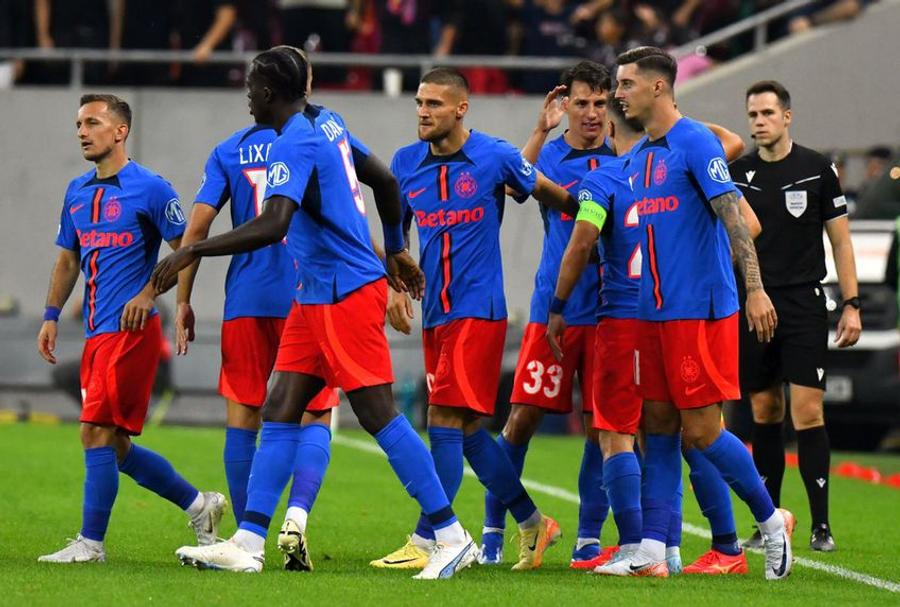 Jucătorii lui FCSB celebrează unul dintre golurile reușite în sezonul formidabil din Europa League / Foto: GSP.ro 120 de milioane € pentru Gigi Becali » Capitolul la care FCSB se află peste Steaua Roșie Belgrad și Dinamo Kiev!