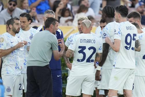 Cristi Chivu le dă indicații jucătorilor Interului / Foto: Imago