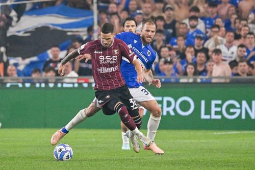 Petar Stojanovic, în tricoul Salernitanei, în duel cu Sampdoria / Foto: Imago