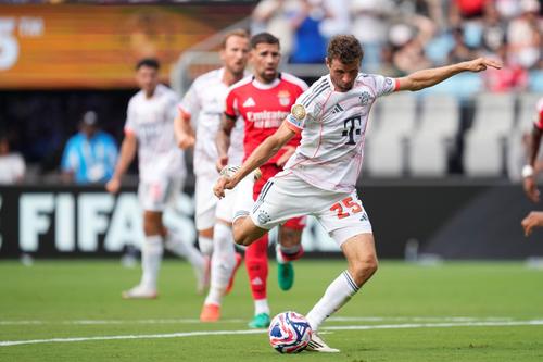 Thomas Muller șutează spre poarta Benficăi / Foto: Imago