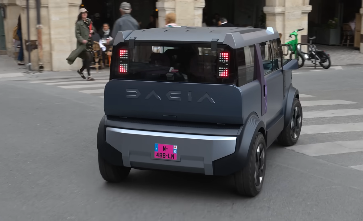 Noul model Dacia, în premieră pe străzile din Paris » Trecătorii au fost uimiți: „E mașina viitorului”