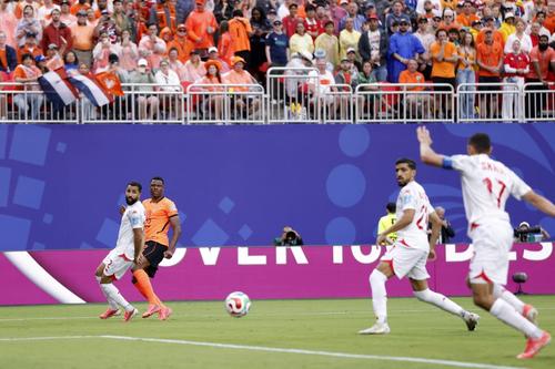 Momentul autogolului lui Skhiri din Tunisia - Olanda 1-3 // foto: Imago