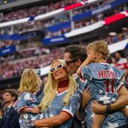 Paris Hilton, apariție surpriză pe gazon, înainte de Turcia - SUA // foto: Imago