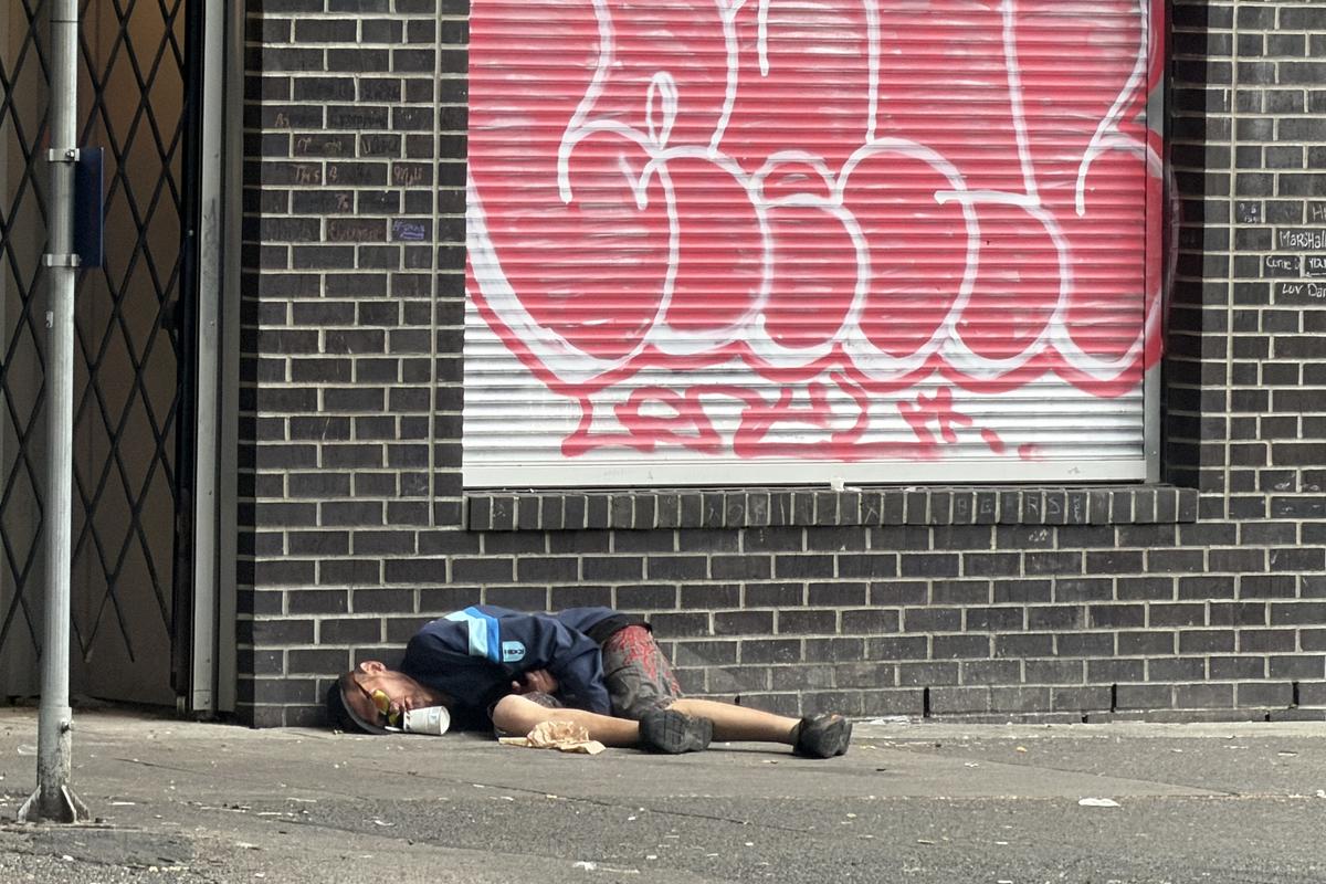 Două lumi paralele în Vancouver: imagini șocante cu infernul fentanilului de la umbra arenei de peste 100 de milioane de dolari
