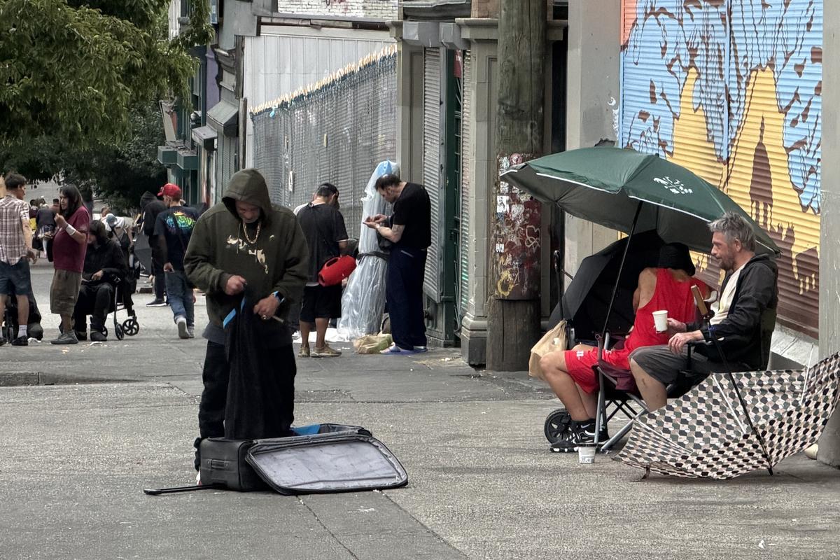 Două lumi paralele în Vancouver: imagini șocante cu infernul fentanilului de la umbra arenei de peste 100 de milioane de dolari