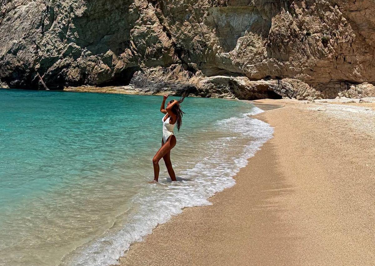 Diana Munteanu, de la studioul de Mondial direct pe plajele din Grecia