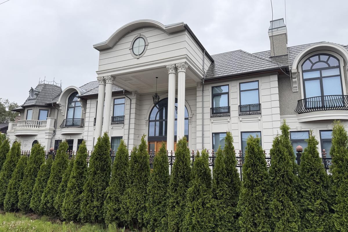 Monster-houses in Vancouver