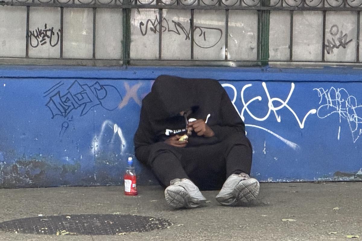 Două lumi paralele în Vancouver: imagini șocante cu infernul fentanilului de la umbra arenei de peste 100 de milioane de dolari
