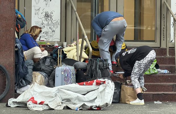 Două lumi paralele în Vancouver: imagini șocante cu infernul fentanilului de la umbra arenei de peste 100 de milioane de dolari