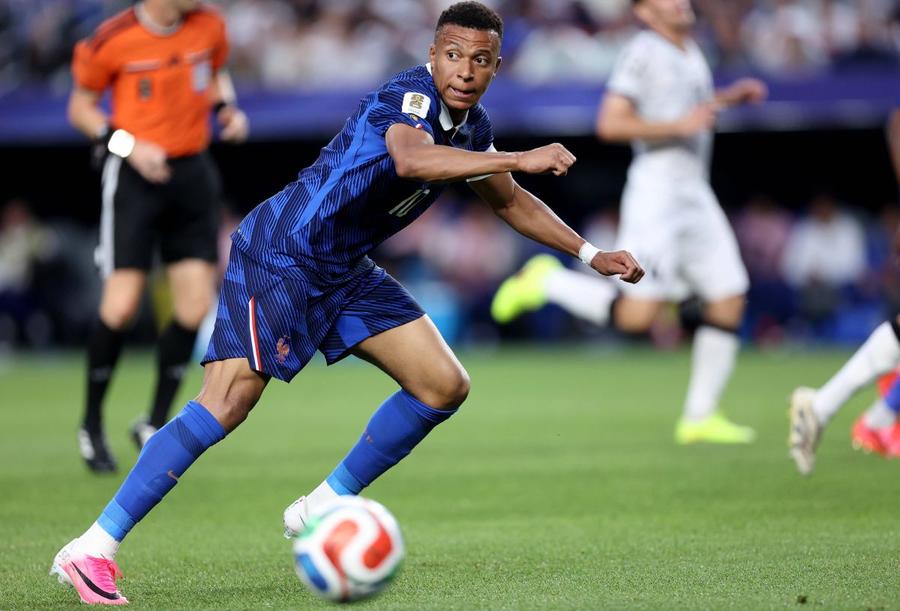 Kylian Mbappe, căpitanul Franței / Foto: Imago Images Recordul pe care Mbappe îl poate doborî chiar în meciul cu Suedia! » Căpitanul Franței se luptă cu doi brazilieni