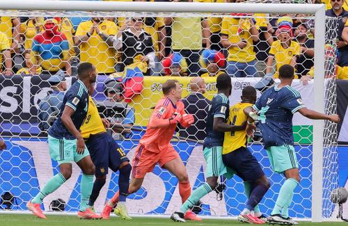 Manuel Neuer nu poate decât să privească cum balonul intră în plasă, la golul victoriei Ecuadorului / Foto: Imago