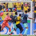Manuel Neuer nu poate decât să privească cum balonul intră în plasă, la golul victoriei Ecuadorului / Foto: Imago