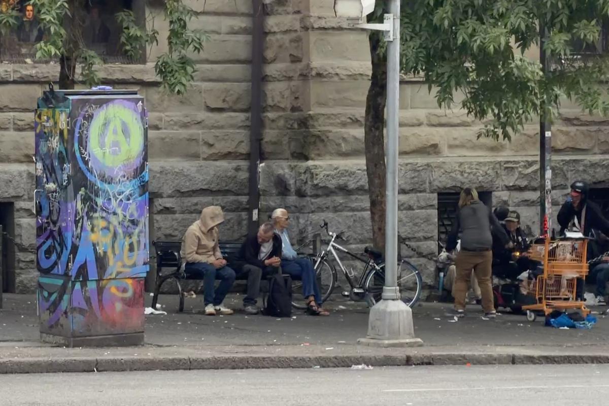 Două lumi paralele în Vancouver: imagini șocante cu infernul fentanilului de la umbra arenei de peste 100 de milioane de dolari