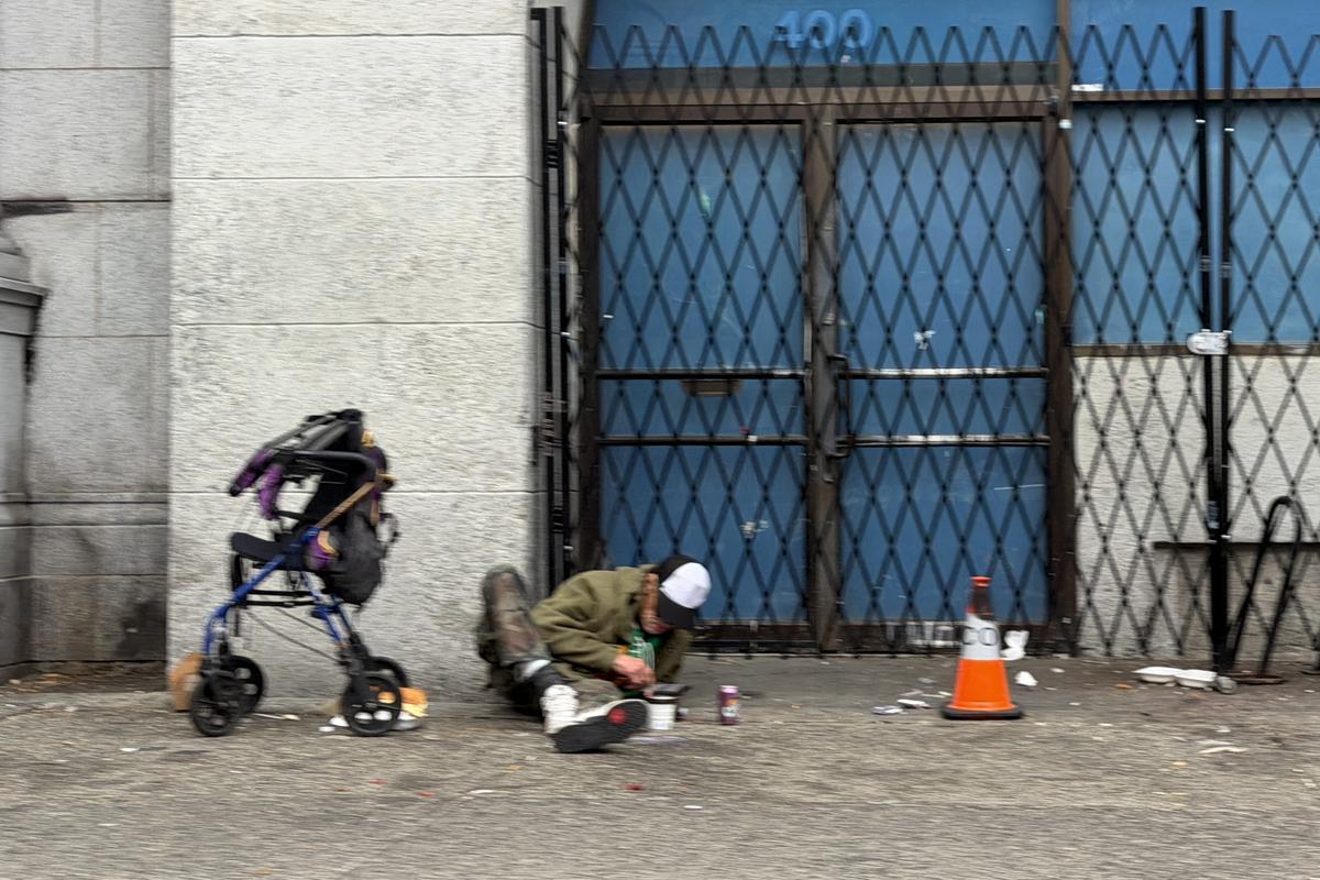 Două lumi paralele în Vancouver: imagini șocante cu infernul fentanilului de la umbra arenei de peste 100 de milioane de dolari