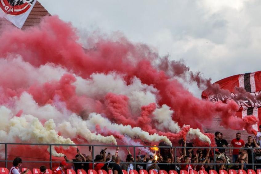 UTA Arad a fost încurajată la meciul cu Rapid din play-off-ul ligii secunde de o galerie formată din aproximativ 50 de suporteri. Sursă foto: UTA Media Design
