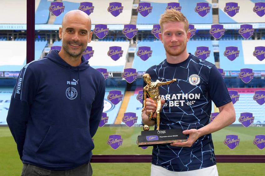 Kevin De Bruyne, playmaker-ul sezonului în Premier League, alături de antrenorul Pep Guardiola // foto: Guliver/gettyimages