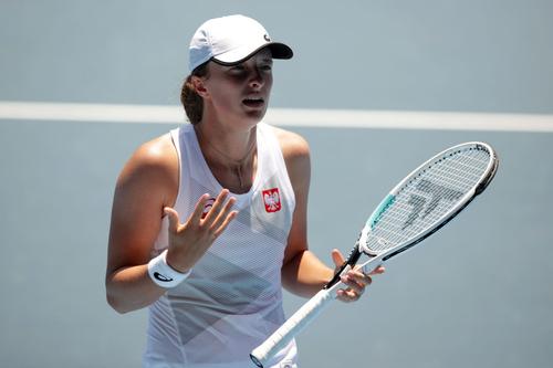 Competiția de tenis feminin de la Jocurile Olimpice continuă să producă mari surprize. După ce liderul mondial Ashleigh Barty a fost eliminat ieri, astăzi a venit rândul altor trei favorite.