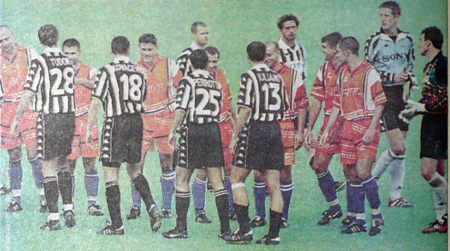 Costel Ilie dă mâna cu Iuliano 22 de ani de la Ceahlăul - Juventus: „E dureros ce s-a întâmplat apoi” » Fotbalul renaște la Piatra Neamț: „Vrem în Liga 2!”