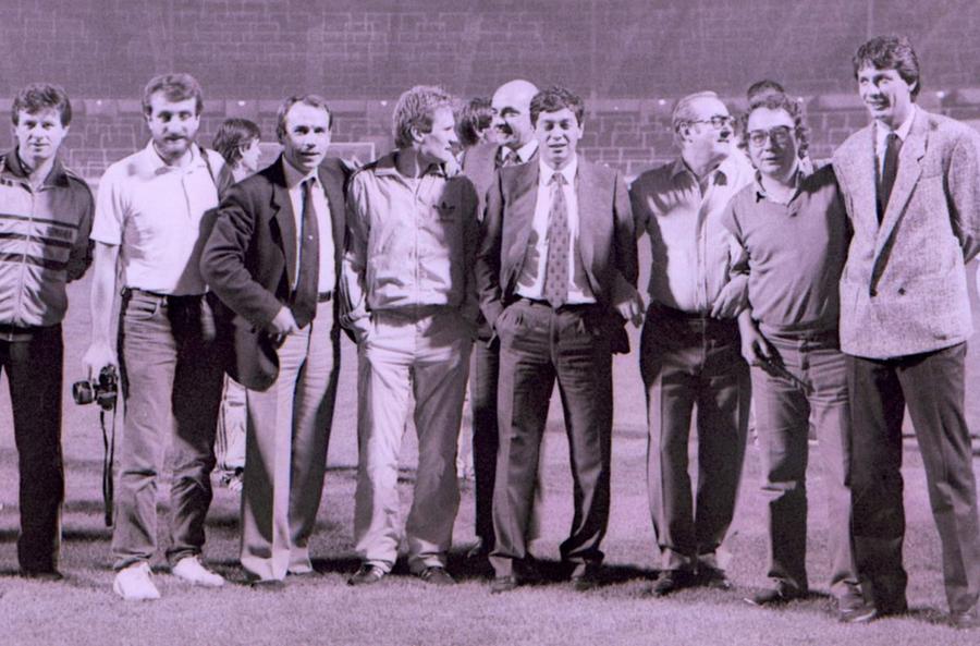 Ovidiu Ioanițoaia în 1985, alături de Costică Ștefănescu, Cornel Pumnea, Ladislau Boloni, Mircea Lucescu și Gino Iorgulescu / foto: Arhivă GSP Unde l-a prins Revoluția din 1989 pe Ovidiu Ioanițoaia: „Se trăgea de pe un geam, acolo am scris primul editorial”