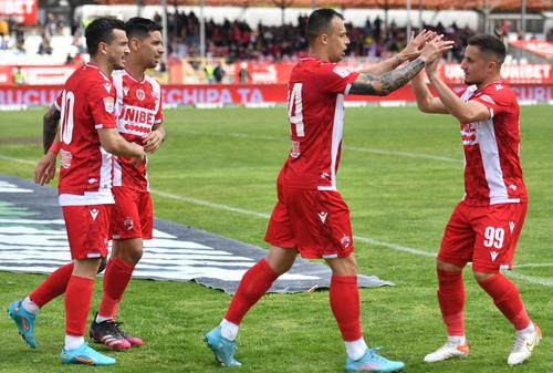 Ovidiu Burcă, antrenorul lui Dinamo, a anunțat că nu se mai bazează pe Marco Ehmann (21 de ani, fundaș central). De asemenea, Burcă susține că mijlocașul central Antoni Ivanov (26) se află într-o situație specială, bulgarul dorindu-și să plece.