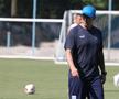 Laurențiu Reghecampf, 47 de ani, a condus în această dimineață primul antrenament la CS Universitatea Craiova după revenirea ca A1 în Bănie.