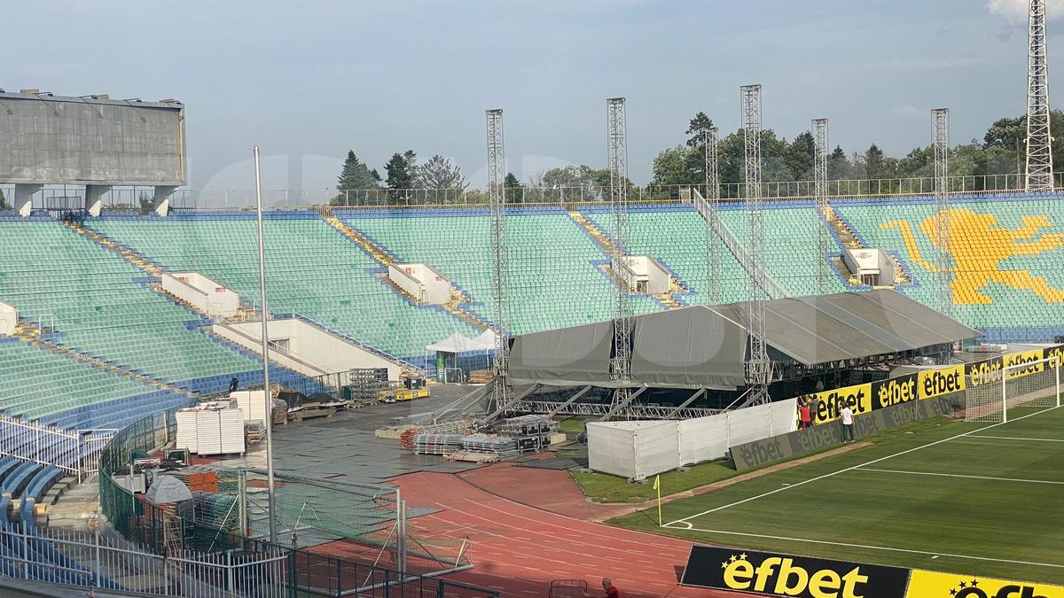 MM a stat în tribune la CSKA 1948 - FCSB » Alături de cine a urmărit meciul și ce probleme a avut la pauză