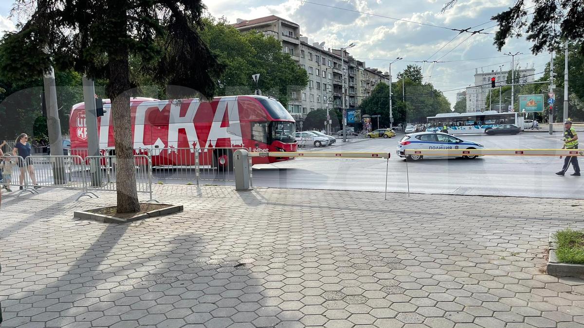 MM a stat în tribune la CSKA 1948 - FCSB » Alături de cine a urmărit meciul și ce probleme a avut la pauză