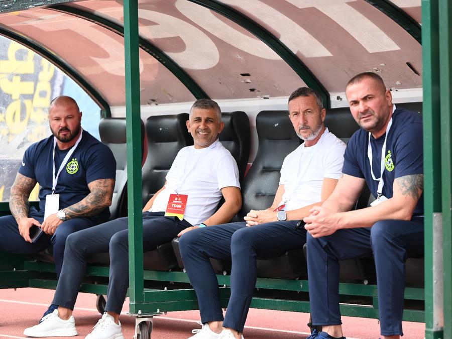 MM Stoica, alături de bodyguarzii FCSB și de Marius Ianuli. Foto: sportpictures.eu MM a stat în tribune la CSKA 1948 - FCSB » Alături de cine a urmărit meciul și ce probleme a avut la pauză