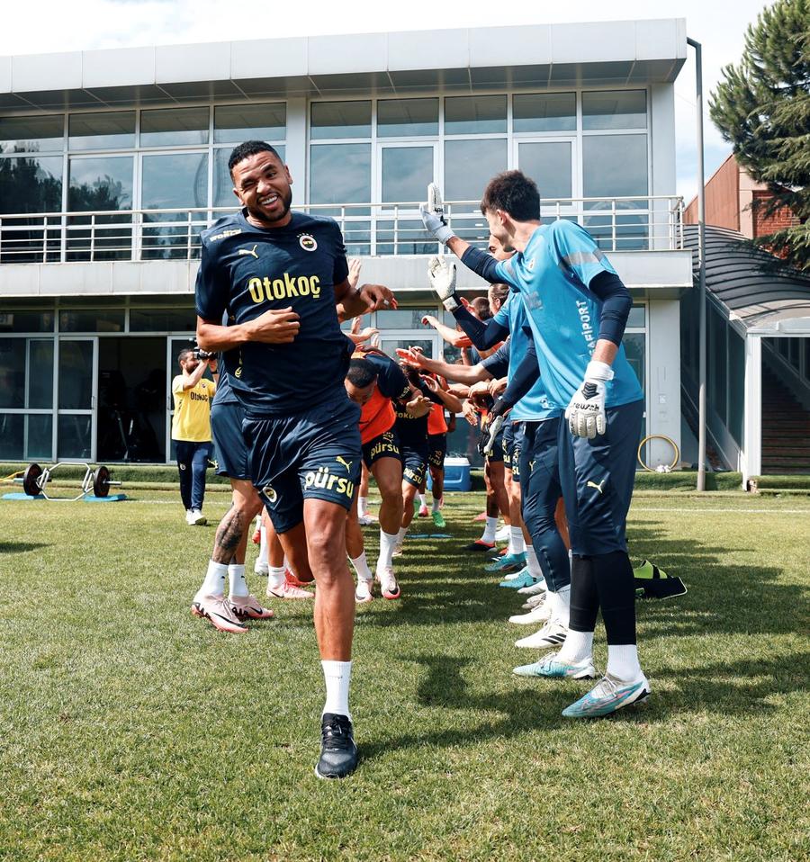 „Botezul” primit pe Youssef En-Nesyri la primul antrenament cu Jose Mourinho la Fenerbahce / Foto: X Fenerbahce Mourinho a făcut cea mai scumpă achiziție din istoria fotbalului turc! Primul român în top e pe locul 52