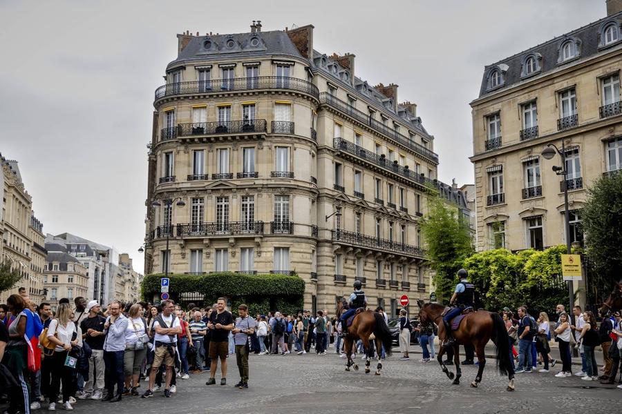 Parizieni strânși în centru cu ore înainte de începutul ceremoniei de deschidere a JO Foto: Imago Când se va declanșa magia Jocurilor Olimpice într-un Paris contrariat? » „Ne vom aprinde pentru o probă sau alta, mai ales când Franța va obține medalii”