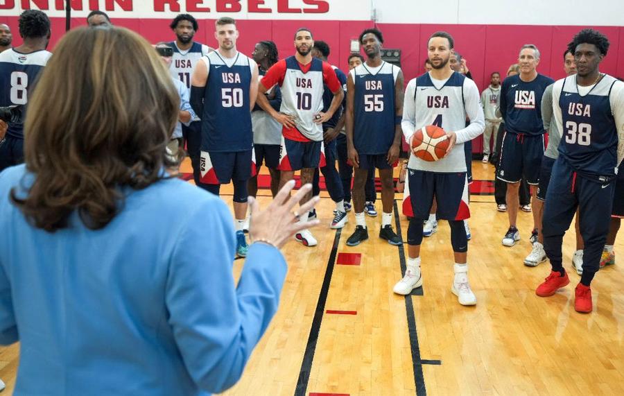 Kamala Harris i-a vizitat recent pe baschetbaliștii americani / Sursă foto: Imago Images Lobby puternic pentru Kamala Harris la Jocurile Olimpice » Discursuri ferme ale lui Steph Curry și Allyson Felix: „Ar fi monumental să câștige”