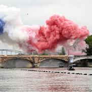 Cerul Parisului a fost acoperit cu fumigene albastru-alb-roșu / FOTO: Imago Images