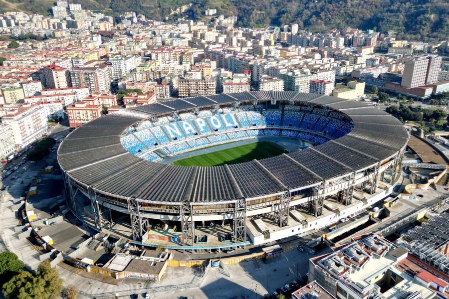 Napoli ar trebui să-și construiască stadion nou pentru a găzdui meciuri la EURO 2032 / Foto: GettyImages Patronul lui Napoli, atac furibund: „Au furat banii! Este o latrină. Mafia vrea să pună mâna pe club!”