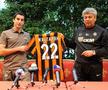 Henrikh Mkhitaryan (stânga), alături de Mircea Lucescu (dreapta), în cadrul unei conferințe de presă, cu ocazia transferului la Șahtior Donețk. Septembrie 2010.