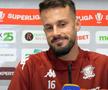 Hromada a uimit vorbind în limba română la flash-interviu