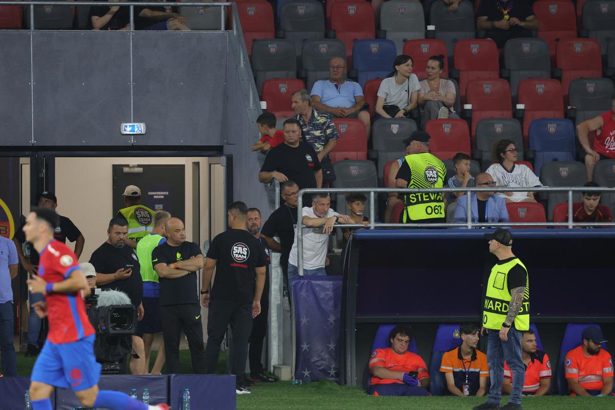 Ce s-a întâmplat pe teren, imediat după FCSB - Farul: MM Stoica a coborât de urgență din lojă! Găman, înjurat de tot stadionul