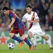 FC Barcelona - Șahtior Donețk 5:1. Lionel Messi (Barca, stânga) – Răzvan Raț (Donețk), 6 aprilie 2011. Foto: Imago