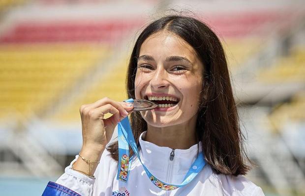 România încheie FOTE cu încă o medalie » Lena Maria Ionescu, nou record personal la săritura în înălțime
