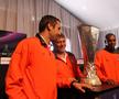 Mircea Lucescu și Darijo Srna prezită trofeul Cupei UEFA