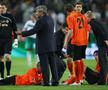 Mircea Lucescu își încurajează jucătorii înainte de startul prelungirilor, în finala Cupei UEFA dintre Șahtior Donețk și Werder Bremen, pe stadionul Sukru Saracoglu, 20 mai 2009, Istanbul, Turcia. Foto: Getty Images