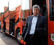Mircea Lucescu sosește înaintea manșei întâi a semifinalei Cupei UEFA dintre FC Dinamo Kiev și FC Șahtior Donețk, pe stadionul Valeri Lobanovski, 30 aprilie 2009, în Kiev, Ucraina. Foto: Getty Images