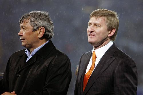 Mircea Lucescu (stânga) și președintele Rinat Ahmetov, Cupa UEFA, semifinale, sezonul 2008–2009, Șahtior Donețk - Dinamo Kiev 2-1, disputat la Donețk. 7 mai 2009. Foto: Imago