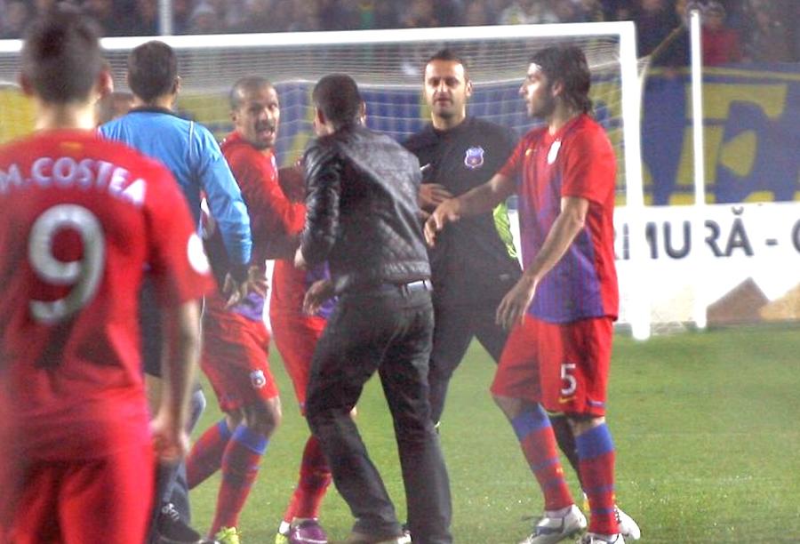 Răzvan Stanca, ultimul portar de la FCSB eliminat în campionat // foto: GSP Un arbitru din Superliga a reușit o „dublă” pentru Sportul Studențesc, în primul meci oficial al echipei de la revenire! + Fostul portar al lui FCSB a jucat atacant