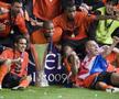 Șahtior Donețk, câștigătoarea Cupei UEFA, 20 mai 2009, Istanbul. Sus, de la stânga la dreapta: Răzvan Raț, Luiz Adriano, Willian, Ilsinho; Jos: Mircea Lucescu, Jadson, Darijo Srna și Mariusz Lewandowski. Foto: Imago
