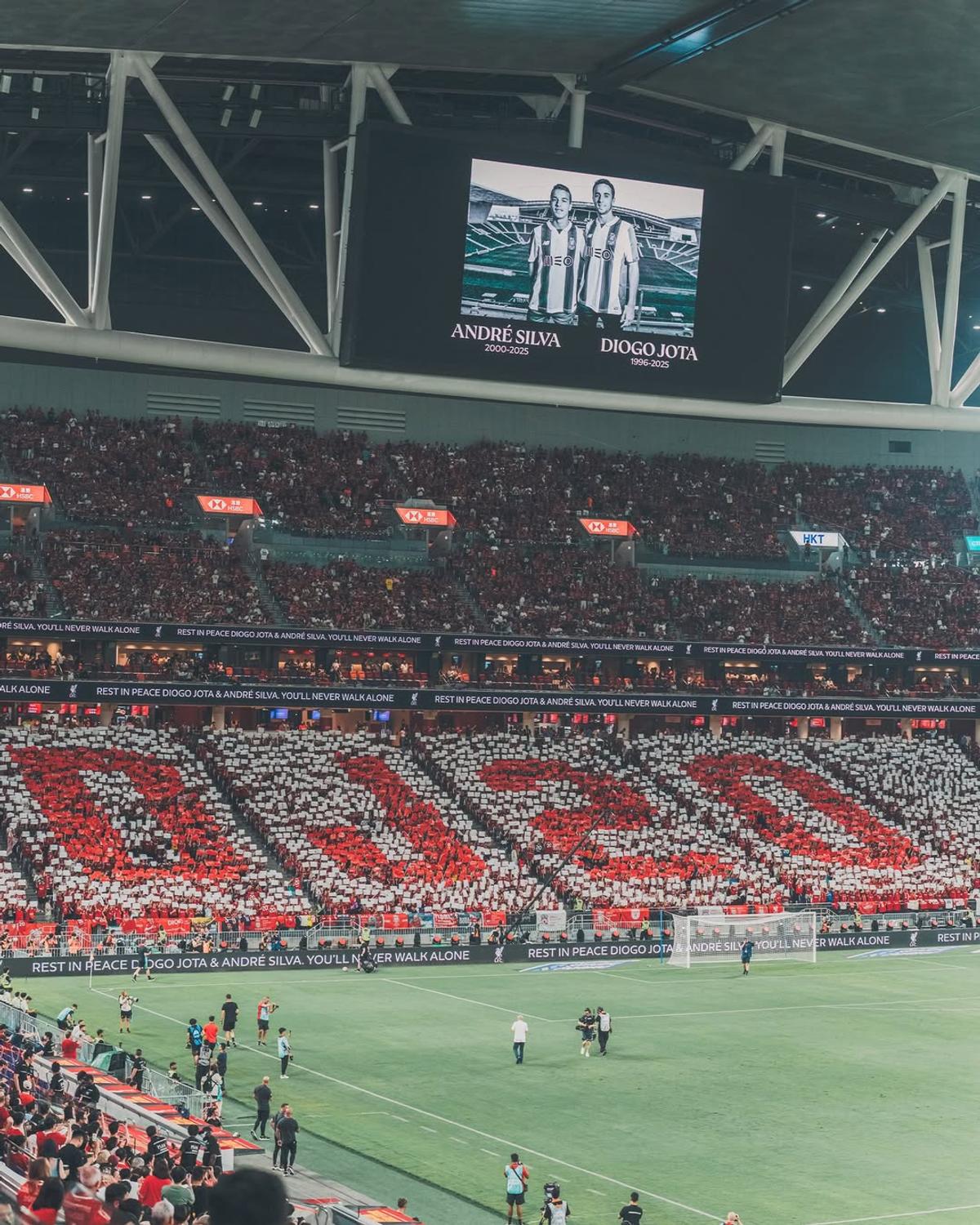Scenografia emoționantă pentru Diogo Jota, afișată de fanii lui Liverpool