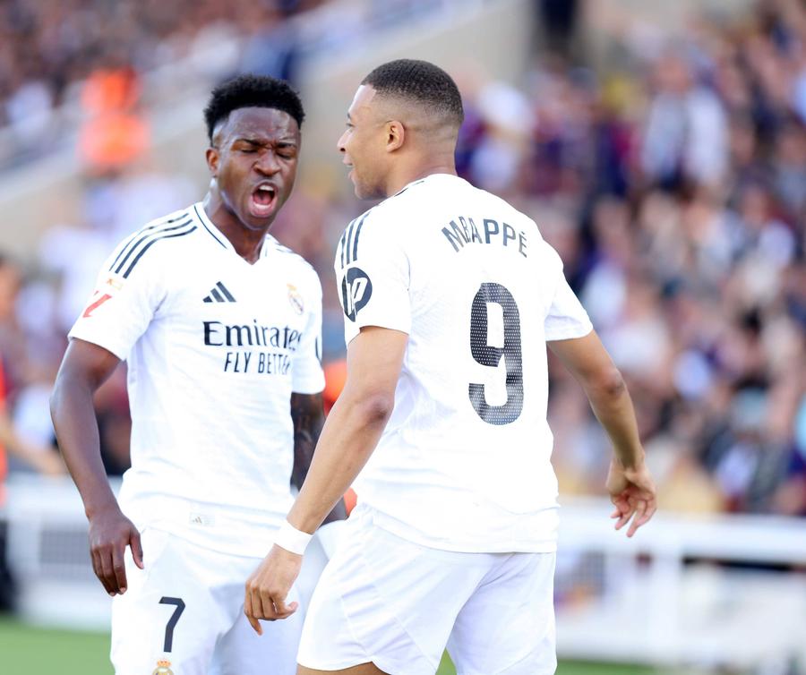 Vinicius vrea același salariu ca și Mbappe pentru a-și prelungi contractul cu Real Madrid // FOTO: Imago Images Ruptură la negocierile Vinicius - Real Madrid » Brazilianul îl arată cu degetul pe Mbappe
