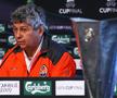 Mircea Lucescu, în timpul conferinței de presă premergătoare finalei de Cupa UEFA, cu Weder Bremen, pe stadionul Sukru Saracoglu, 19 mai 2009, Istanbul, Turcia. Foto: Getty Images